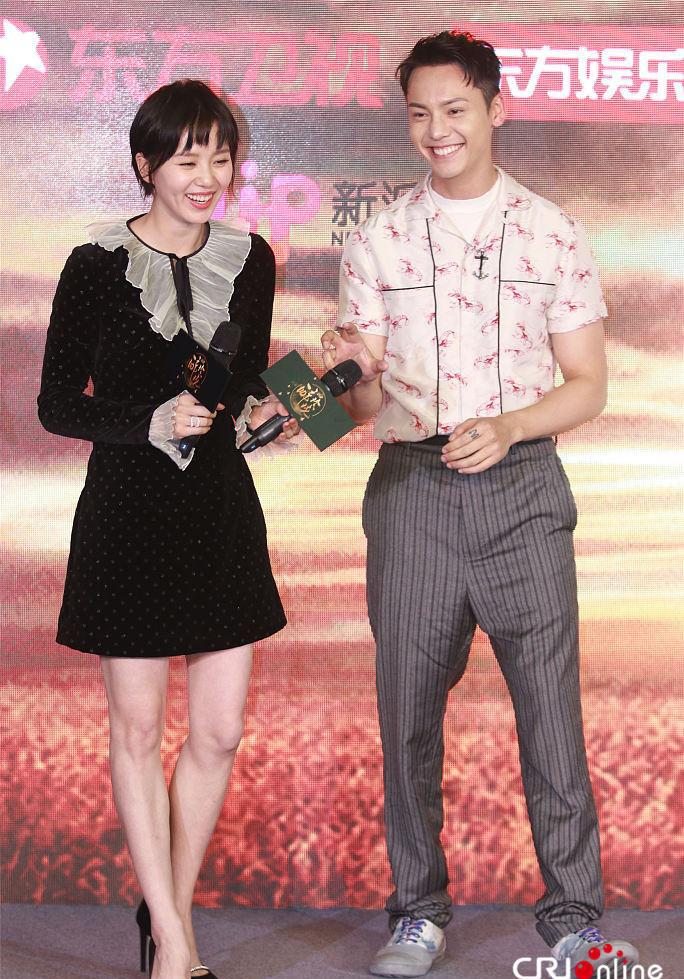 刘诗诗剪短发变"假小子" 遭陈伟霆"摸头杀