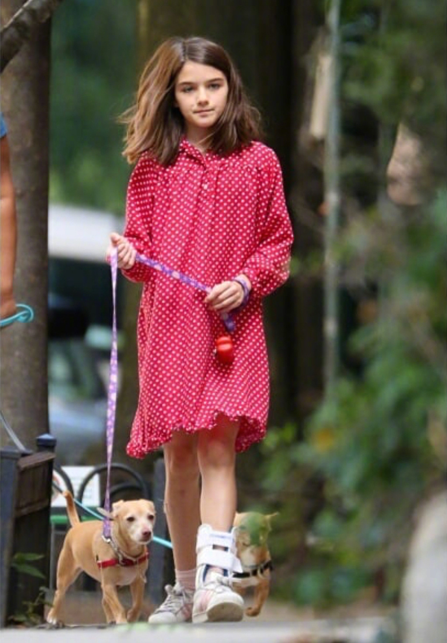 当地时间6月29日小苏瑞suricruise放学回家和外出遛狗的街拍