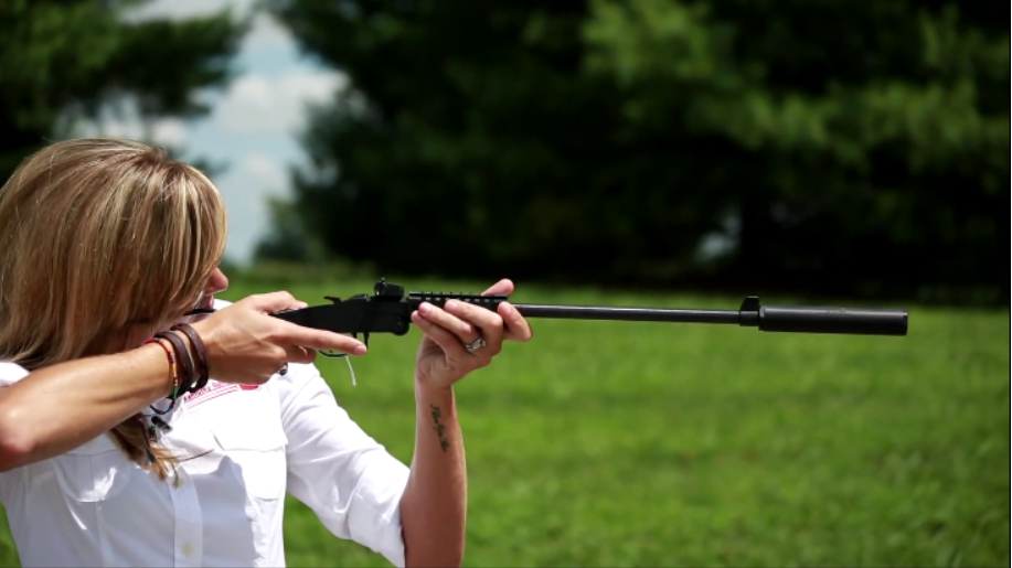 可以折叠的步枪,一次只能加一发弹药 美女试试威力如何