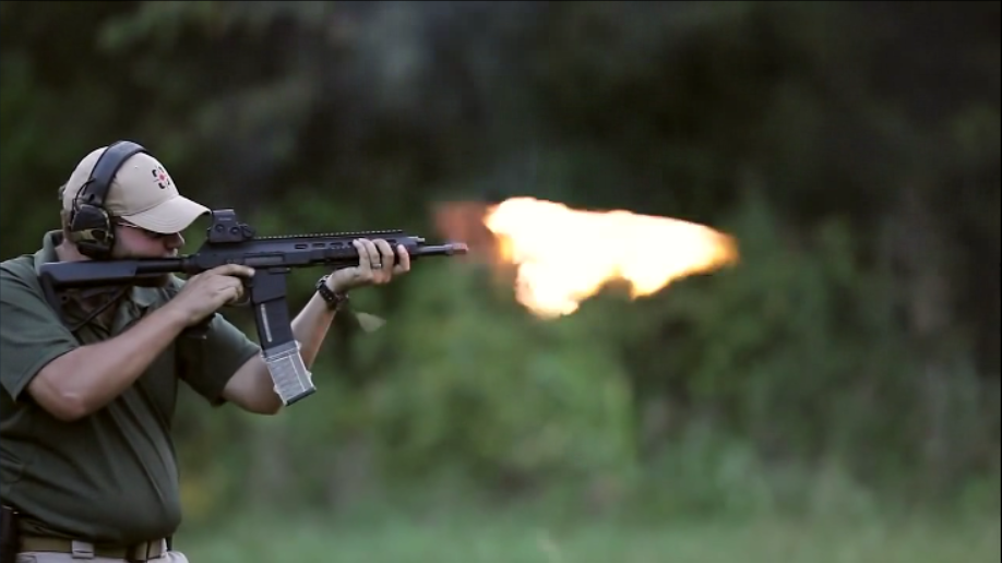 威力不凡的突击步枪,射击的时候枪口还冒火花!