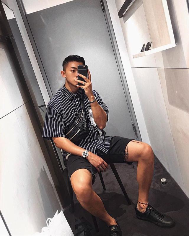 本是黑色衬衫,但是加上了白色线条,倒变得亮眼多了,港风条纹多~搭配黑