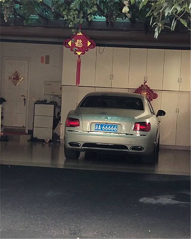 车牌为"渝a·66666",五连号"6"车牌,在网络上被称为"溜爆了",比88888