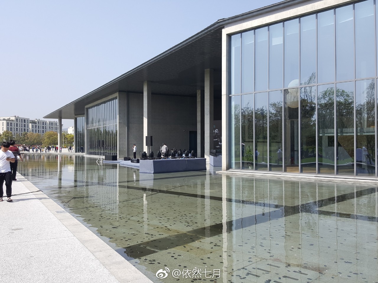 杭州大屋顶剧场旁边的樱花市集很日系