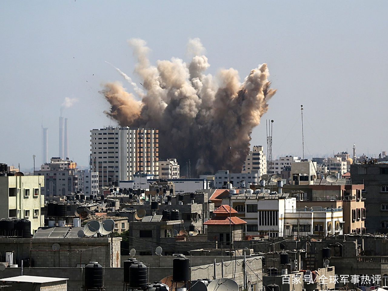 大批导弹再次袭击以色列,这国遭到猛烈空袭,比伊朗更惨烈