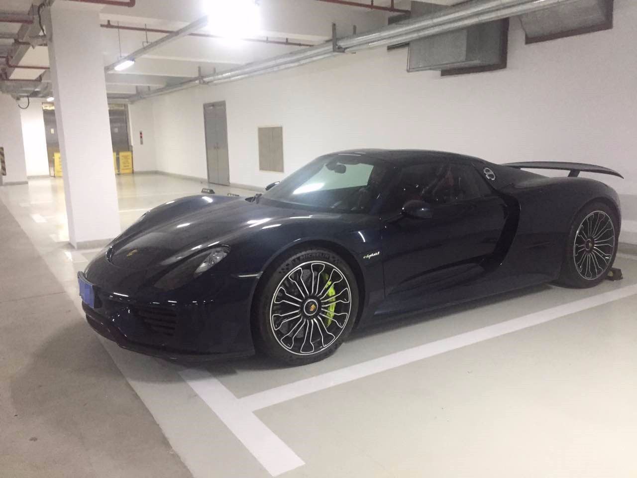 公寓停车场遇王思聪座驾只剩下2台还有的车停在哪