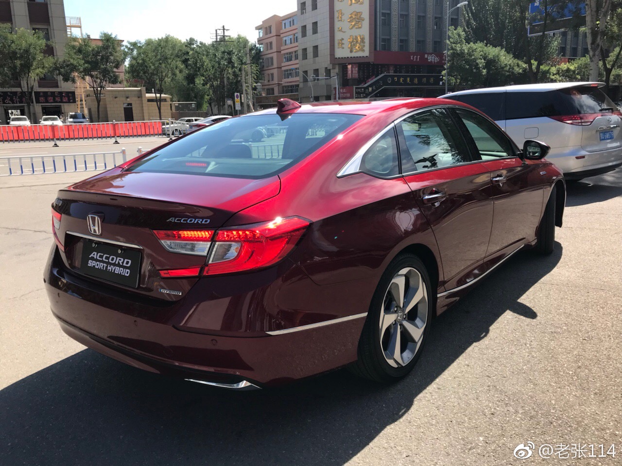 上午结束了技术讲解会,驾驶着01号宝石红的十代混动雅阁