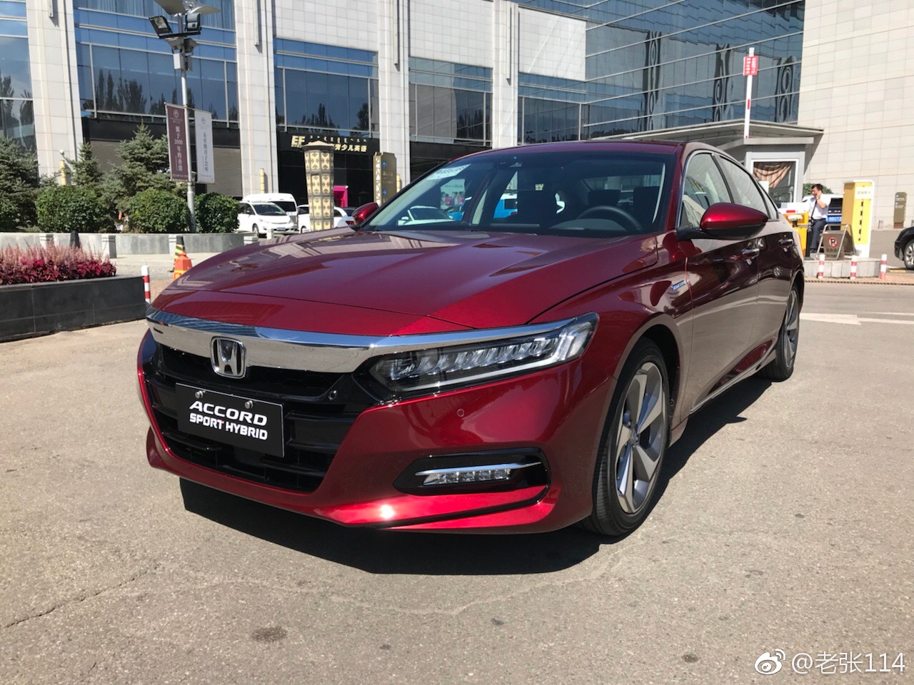 上午结束了技术讲解会,驾驶着01号宝石红的十代混动雅阁