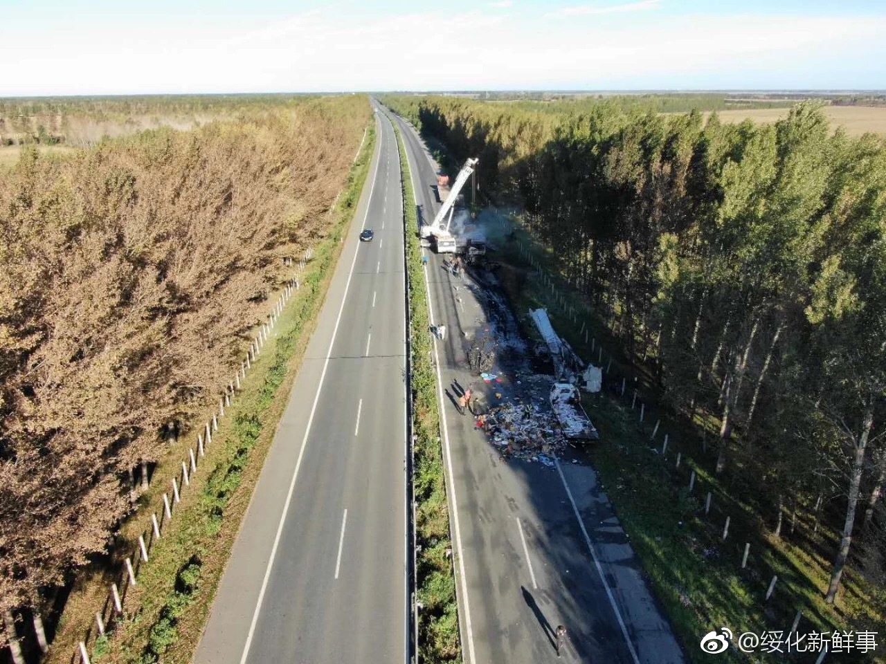 哈大高速肇东至安达段发生交通事故,一辆大货车被烧毁