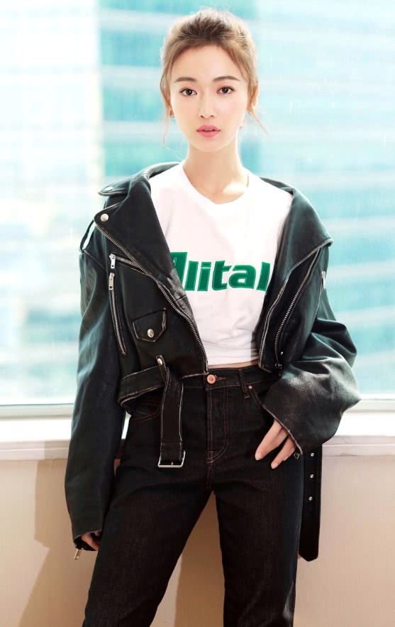 吴谨言又解锁新穿法?牛仔裤反过来穿,意外凹出个性范!