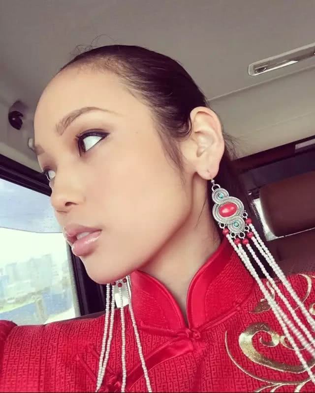 蒙古国明星新年装扮,果然是民族服饰最美!