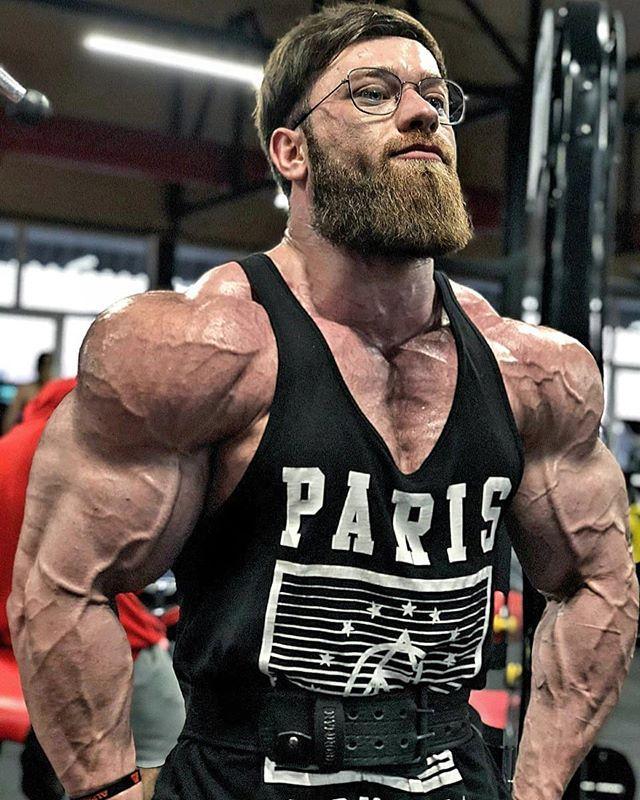 瘦小伙健身7年增肌70斤,成大胡子肌肉男,网友:健身催人老?