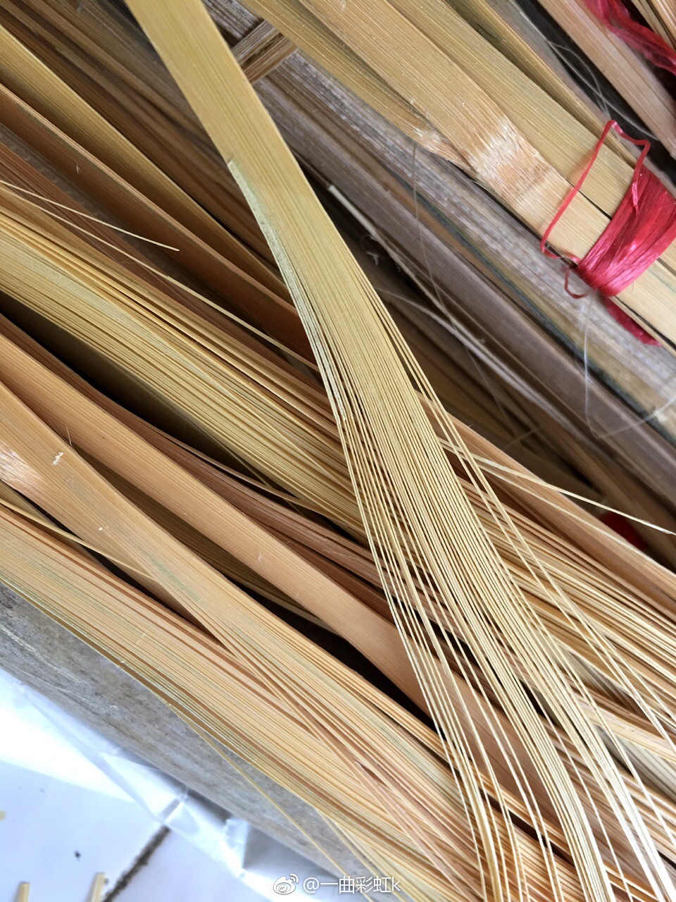 参观国家级非遗毛南族花竹帽编织技艺传承人谭素娟工作室