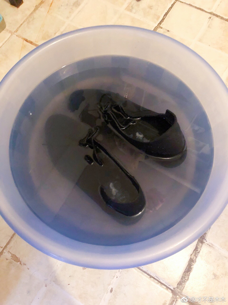 用热水泡了3天鞋子换了六七次水还是掉色