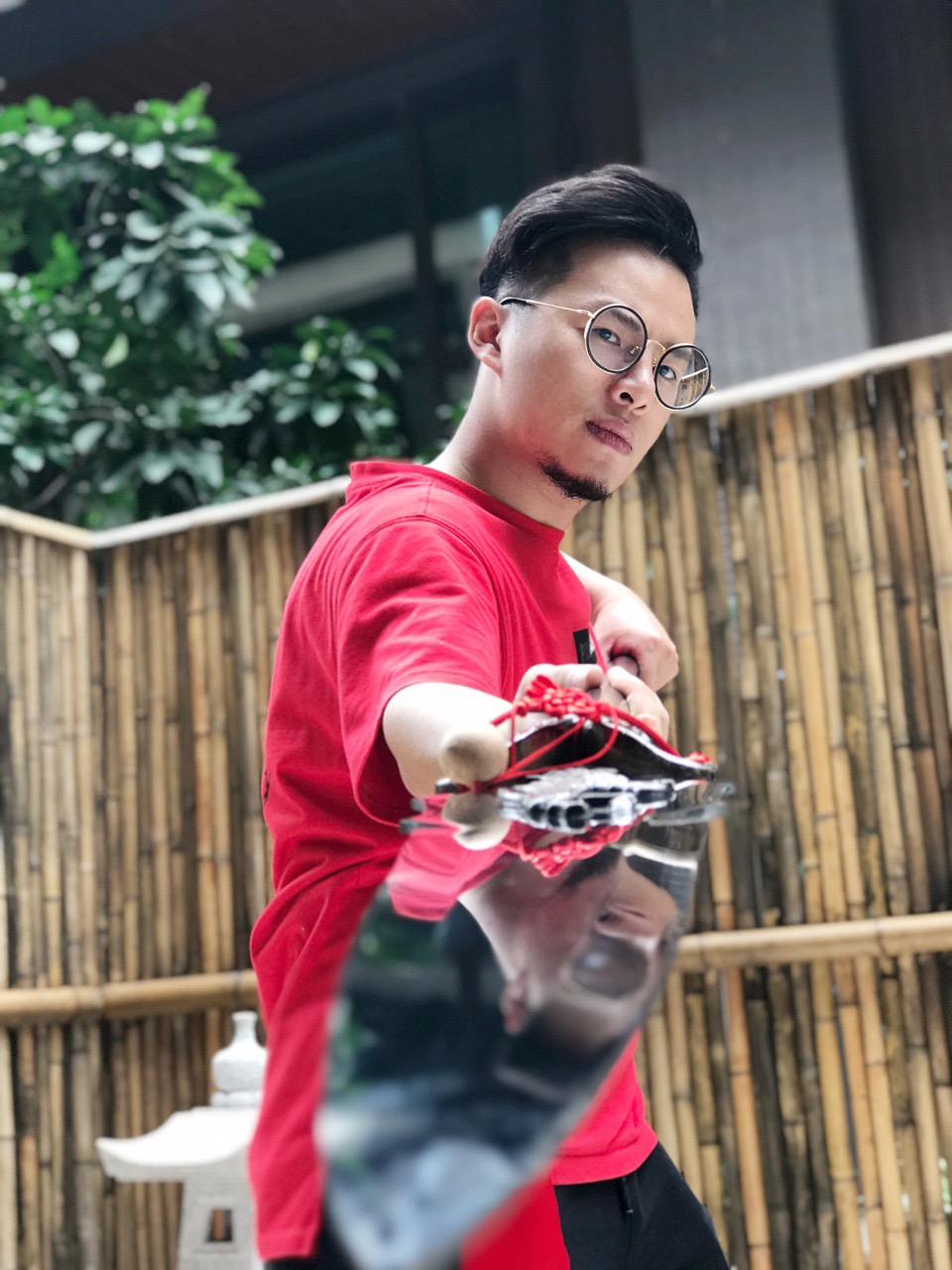 今日花絮,拍汉服的刀剑到了,穿jk的小姐姐拿了试了下,一点寒芒先到