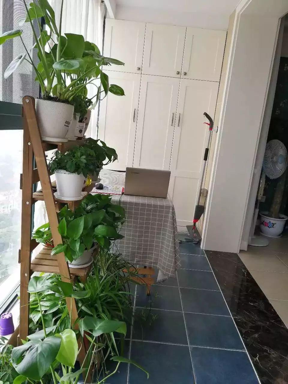 阳台比较常见的瓷砖是这种棕色的普通地砖,有些类似于仿古砖的造型