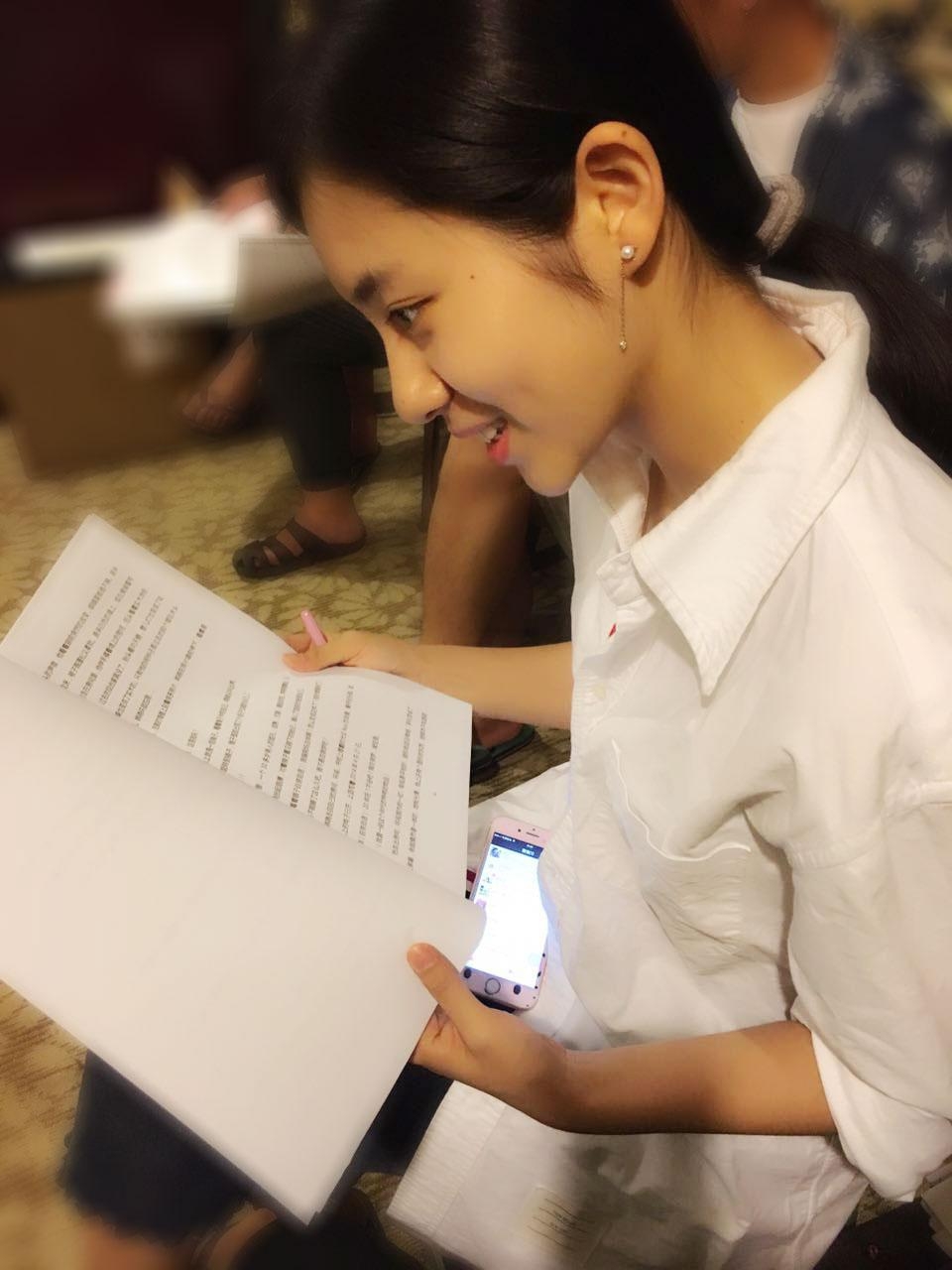 不少网友在看了张心怡的照片后评论说张心怡虽然名气没有小花张雪迎大