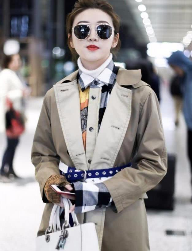 景甜高跟鞋搭配风衣,网友:想要变高就跟着她穿!