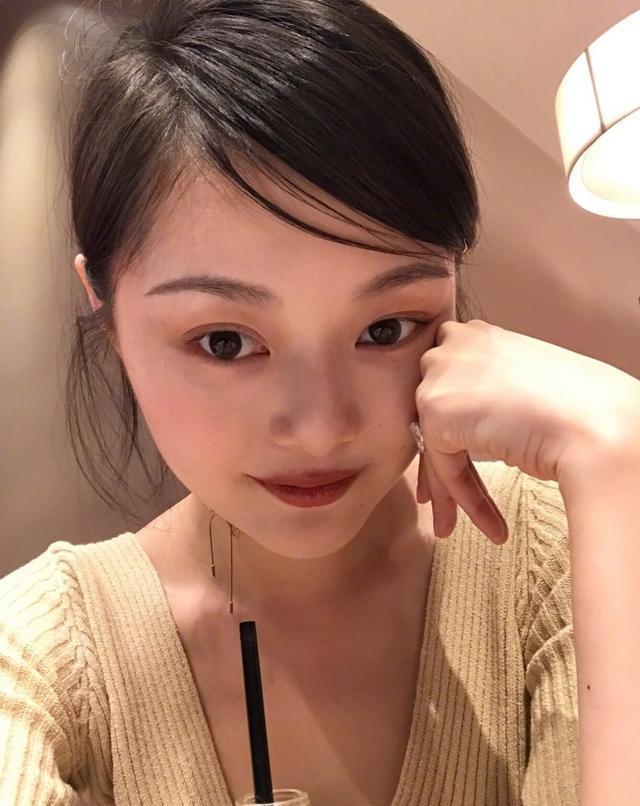 网红晚晚发近照, 大家又因为口红吵起来? 网友: 总觉得怪怪的