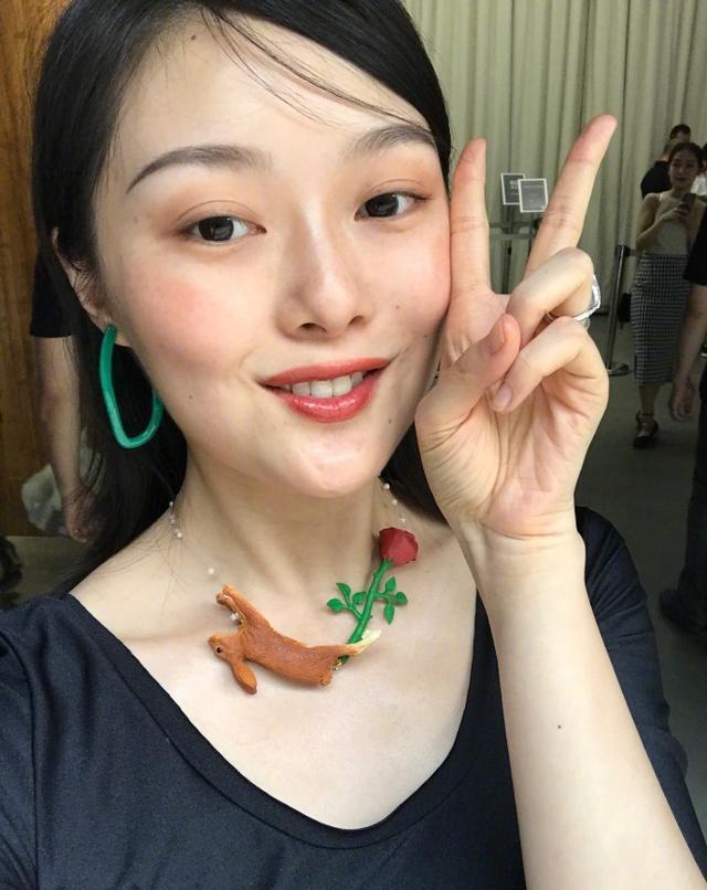 网红晚晚发近照, 大家又因为口红吵起来? 网友: 总觉得怪怪的