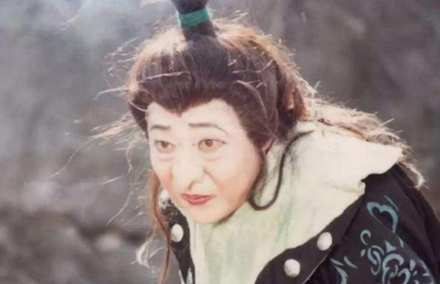 他加入了《西游记》,之后跟着拍戏,第一个饰演的角色就是乌鸡国的太监