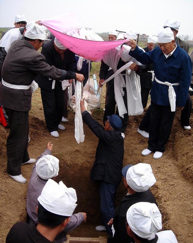 母亲病逝小儿子阻拦下葬, 大嫂骂他不孝顺, 父亲却说他是个好孩子|好