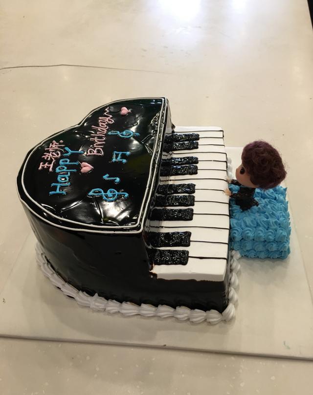 在烘焙店里看一个钢琴蛋糕的诞生