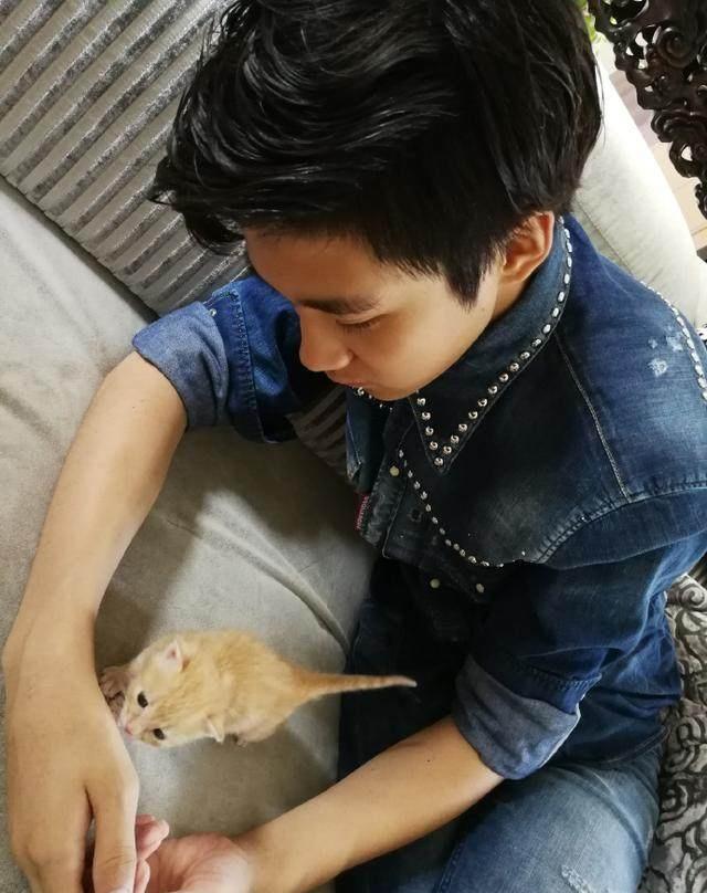 许亚军曝与何晴16岁儿子近照, 侧颜像极了年轻时的许亚军!