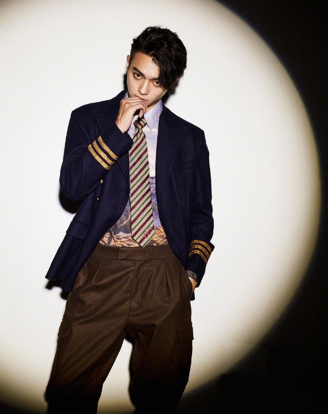 许凯封面大片来袭 热血运动绅士 每一帧都是那么帅气逼人