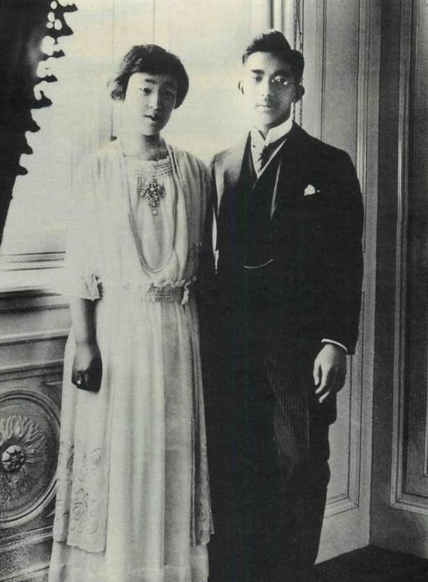 二战日本战败后,裕仁天皇为啥既没有切腹自杀,也没有受到审判?