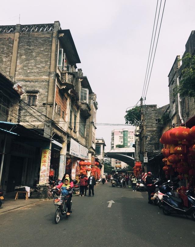 老街   江门的三十三墟街,是江门有名的历史街区,在巷子