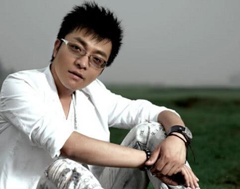 他曾是赵本山的爱徒,凭借一首歌身价上亿,如今38岁却无人识