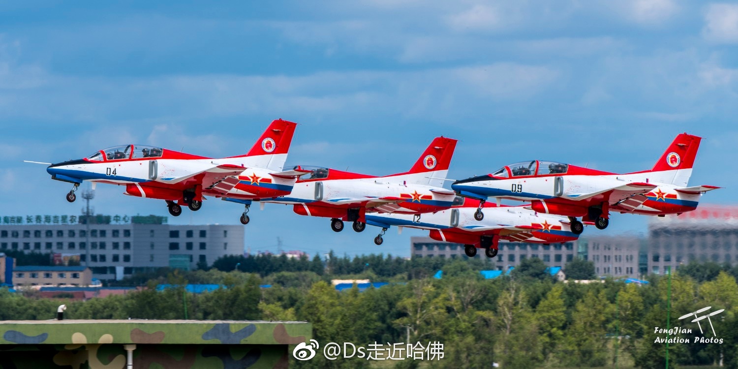 中国空军"红鹰"飞行表演队参加珠海航展进行飞行表演,终于确认了