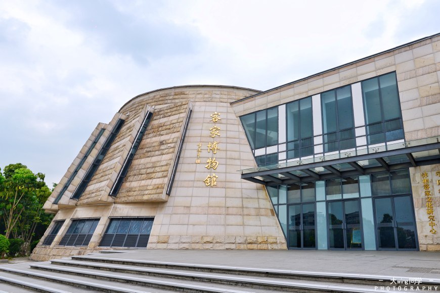 博物馆由主馆和分馆黄遵宪纪念馆,梅州大学校长馆,梅州名人廉吏馆