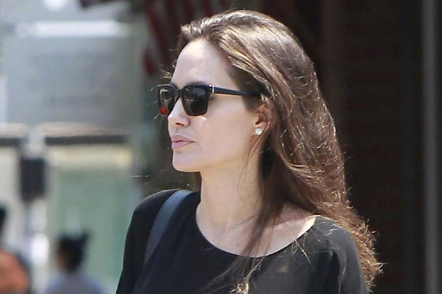 安吉丽娜朱莉素颜,穿长袍包到脚,网友:学谁不好学ladygaga!