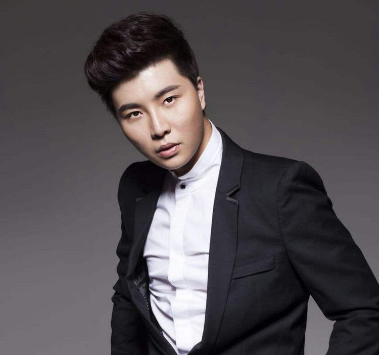 他曾在春晚走红,一首歌买了北京一套四合院,如今儿子比他厉害