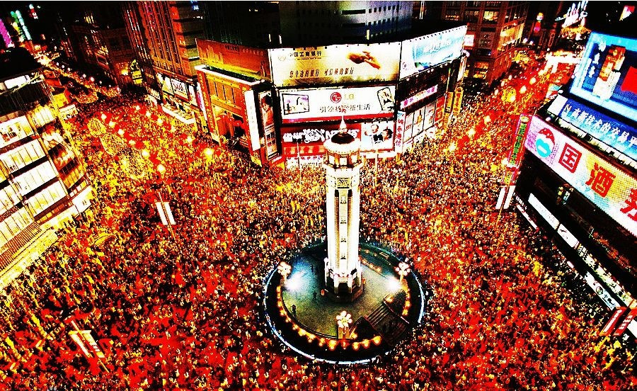 排名第一它是中国最热门的旅游小城这儿的人们比火锅还要火辣