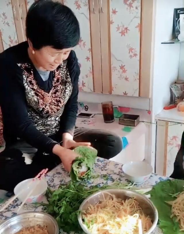 南方姑娘远嫁大东北,婆婆常给做饭包,惹得邻里媳妇羡慕又嫉妒