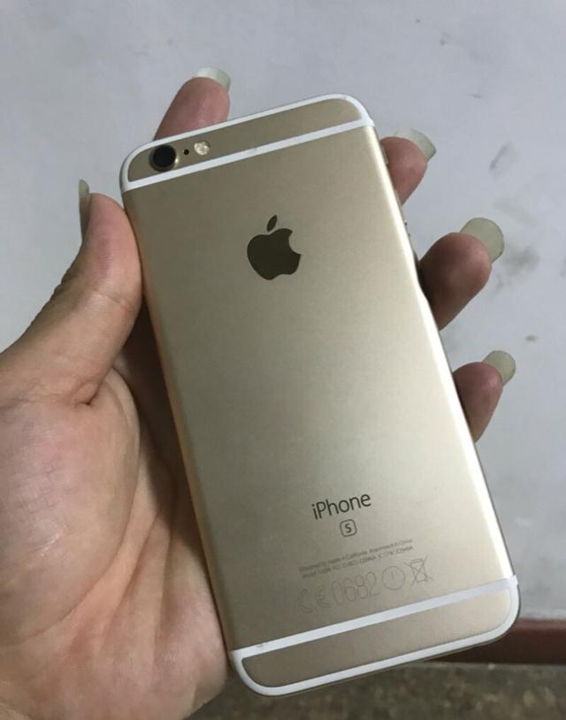 就是这台iphone6s,正面屏幕,成色还算不错,没有任何划痕和磕碰,不过