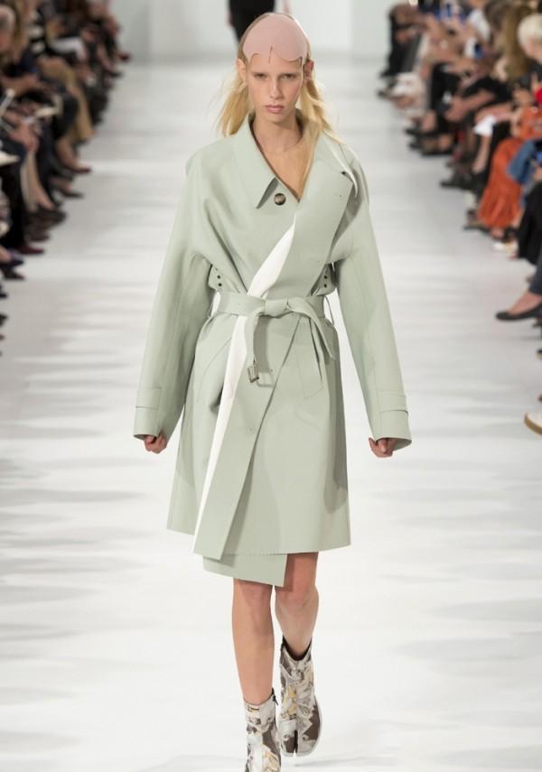 时装周上,超模gigi为jeremy scott走秀后就穿着她刚刚完成走秀的风衣