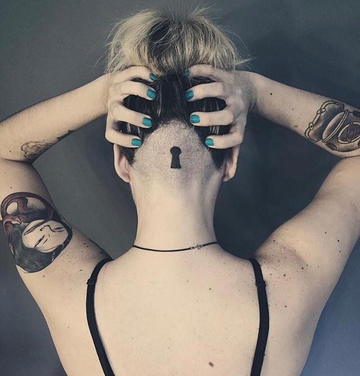 把纹身剪在头发上酷到不行