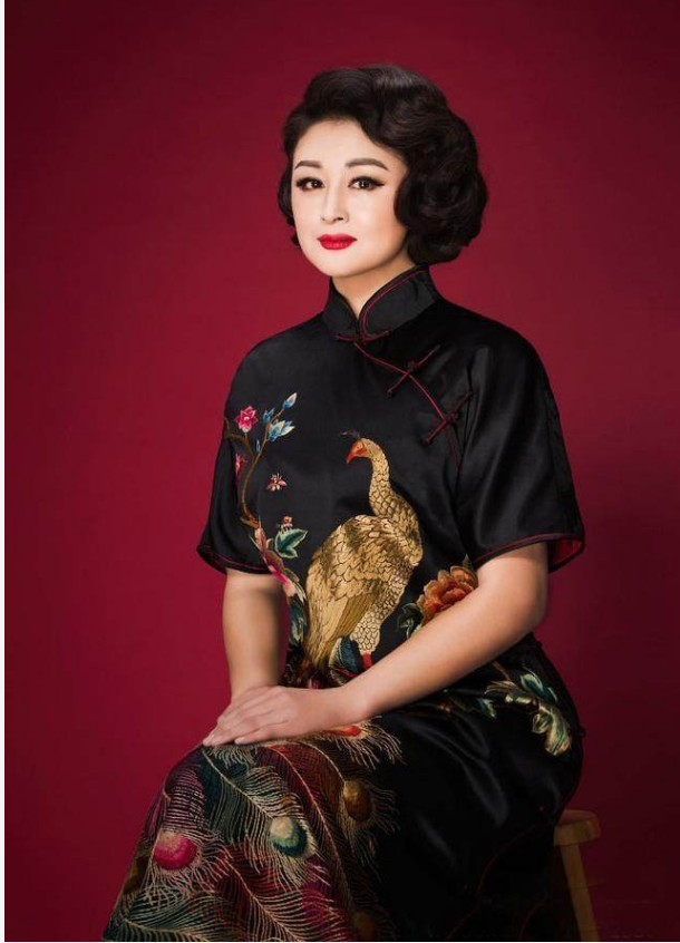 乡村爱情中47岁"谢大脚"穿上旗袍,风韵气场稳胜杨颖 范冰冰