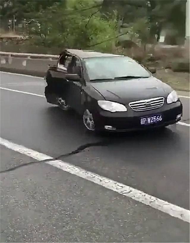 5万比亚迪f3在高速路口漂移,车尾已经被撞毁,车主却很淡定!
