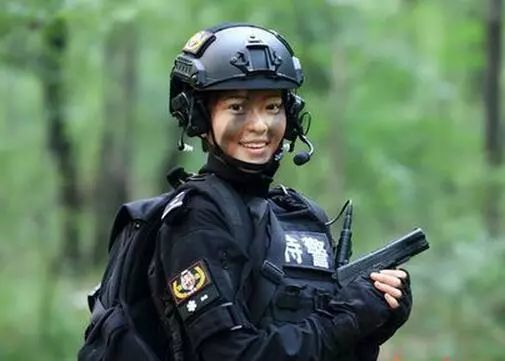 电视剧中大多扮演武打戏很多的角色,比如《特警力量》中的勇敢女特警