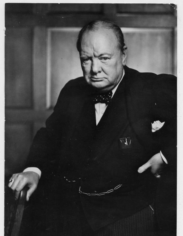 二战后，丘吉尔连用两个“伟大”称颂中国人民_新浪新闻