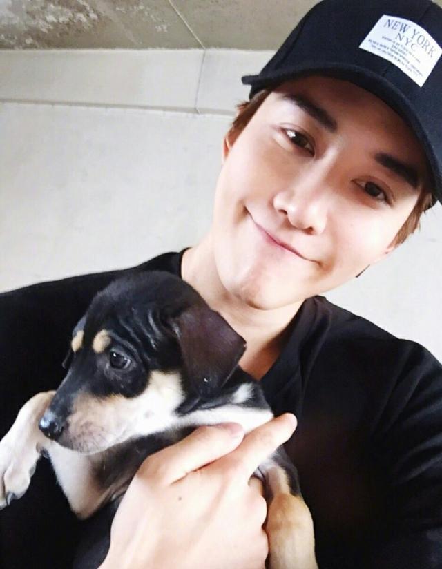 mike回国看望生病的儿子小咖啡一头卷发活泼可爱