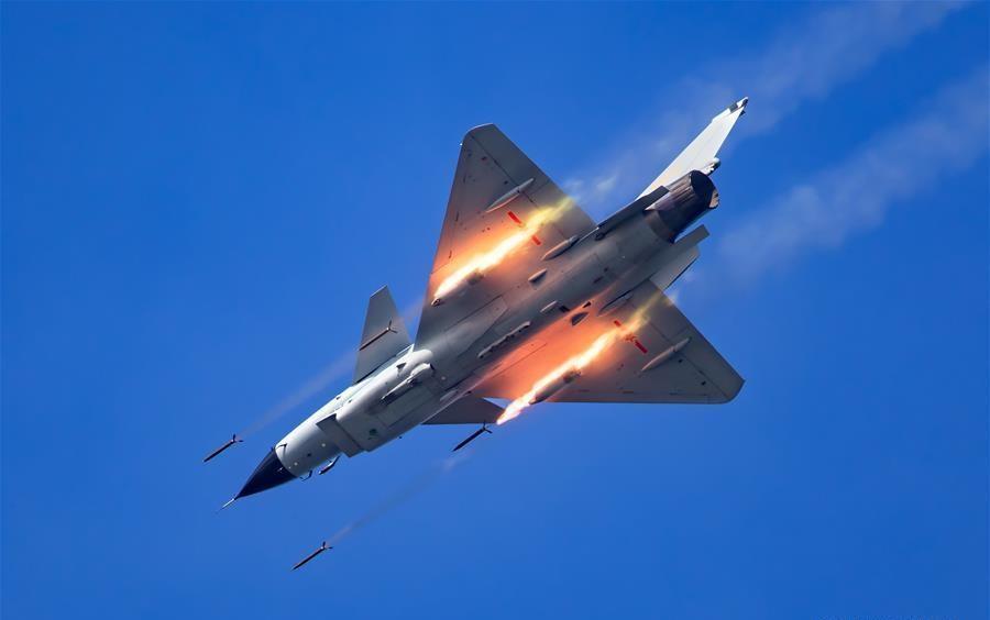 近日,中国空军多架歼击机,战略轰炸机和战略运输机飞往俄罗斯,参加