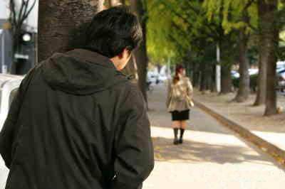 宣布婚期后,晚上下班总有人跟踪我到家,看完监控我哭了