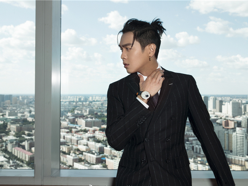 张若昀熊梓淇同穿条纹西装,扎个辫子头效果居然差这么多?