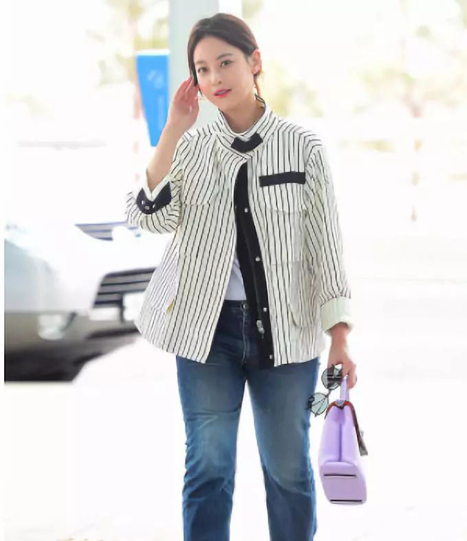 look3:上衣 牛仔裤而作为经典,小黑裙自然也是必须要有的.