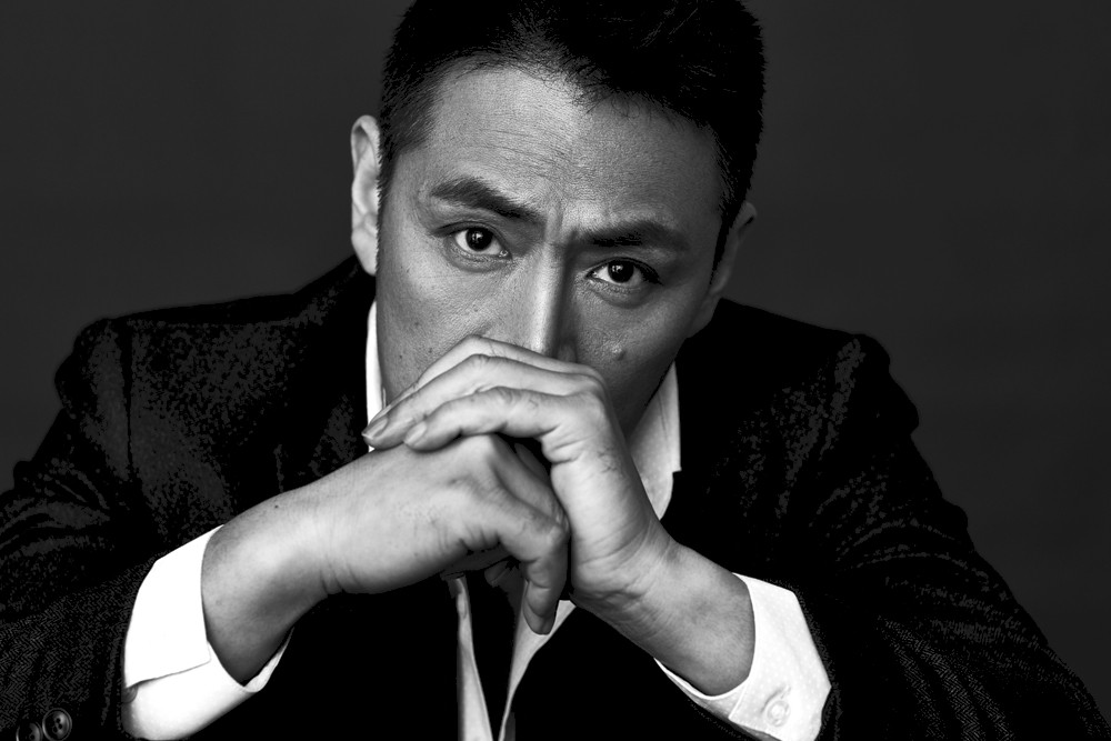 邵兵拍摄杂志大片 曝英伦黑白大片魅力无限